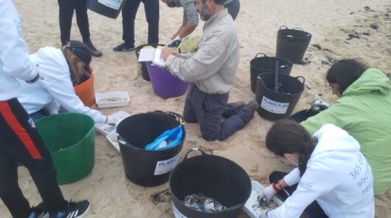 Limpieza de residuos en la playa de A Lanzada