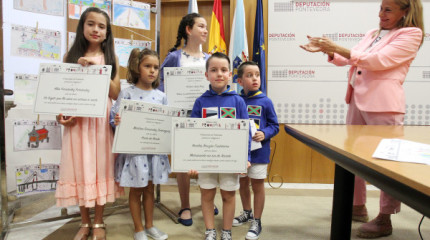 Carmela Silva entrega los premios del concurso infantil Debuxa a túa Provincia