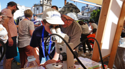La expo-feria ‘A ciencia que vén’ ocupó la plaza de la Ferrería con 14 carpas
