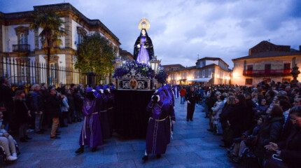A chuvia dá un respiro á Semana Santa pontevedresa e permite a procesión do Santo Enterro