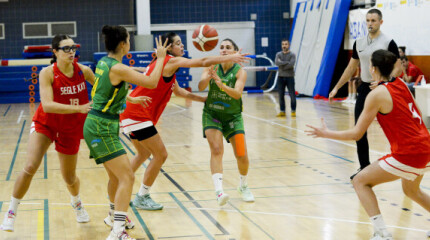 Imaxes do partido entre Club Baloncesto Arxil e Segle XXI no CGTD de Pontevedra