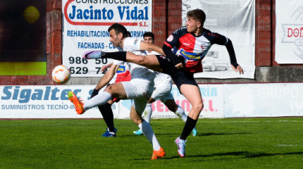 Imágenes del partido entre Arosa - Silva en A Lomba