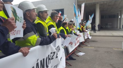 Protesta de los trabajadores de Ence en el mitin de Pedro Sánchez