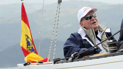 El rey emérito, Juan Carlos I con los alumnos del Centro Nacional de Vela Adaptada Fundación Mapfre