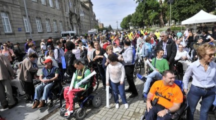 Marcha sobre ruedas de ASPACE Galicia para sensibilizar sobre la parálisis cerebral